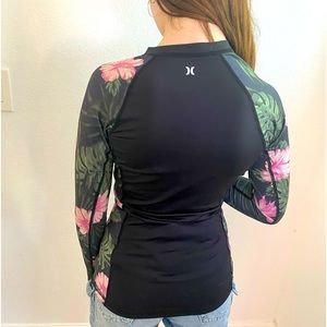 Hurley
Island Style UPF 50 Raglan Sleeve Zip Front Rashguard